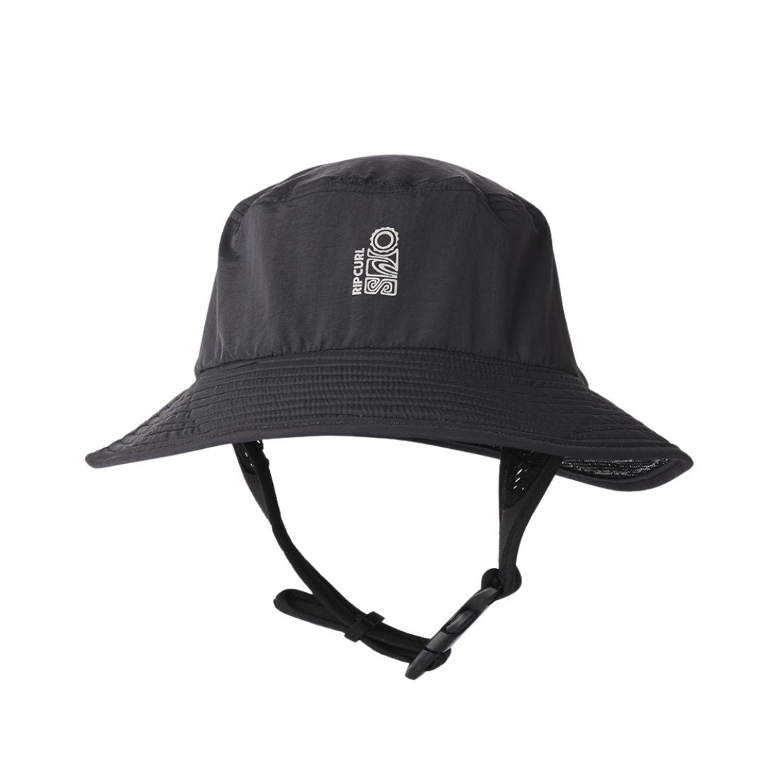 Rip Curl S-Series Surf Hat negro, vista frontal sin solapa de cuello, con ala flotante Bloom™ perfilada, ventilación de malla y barboquejo ajustable cruzado.