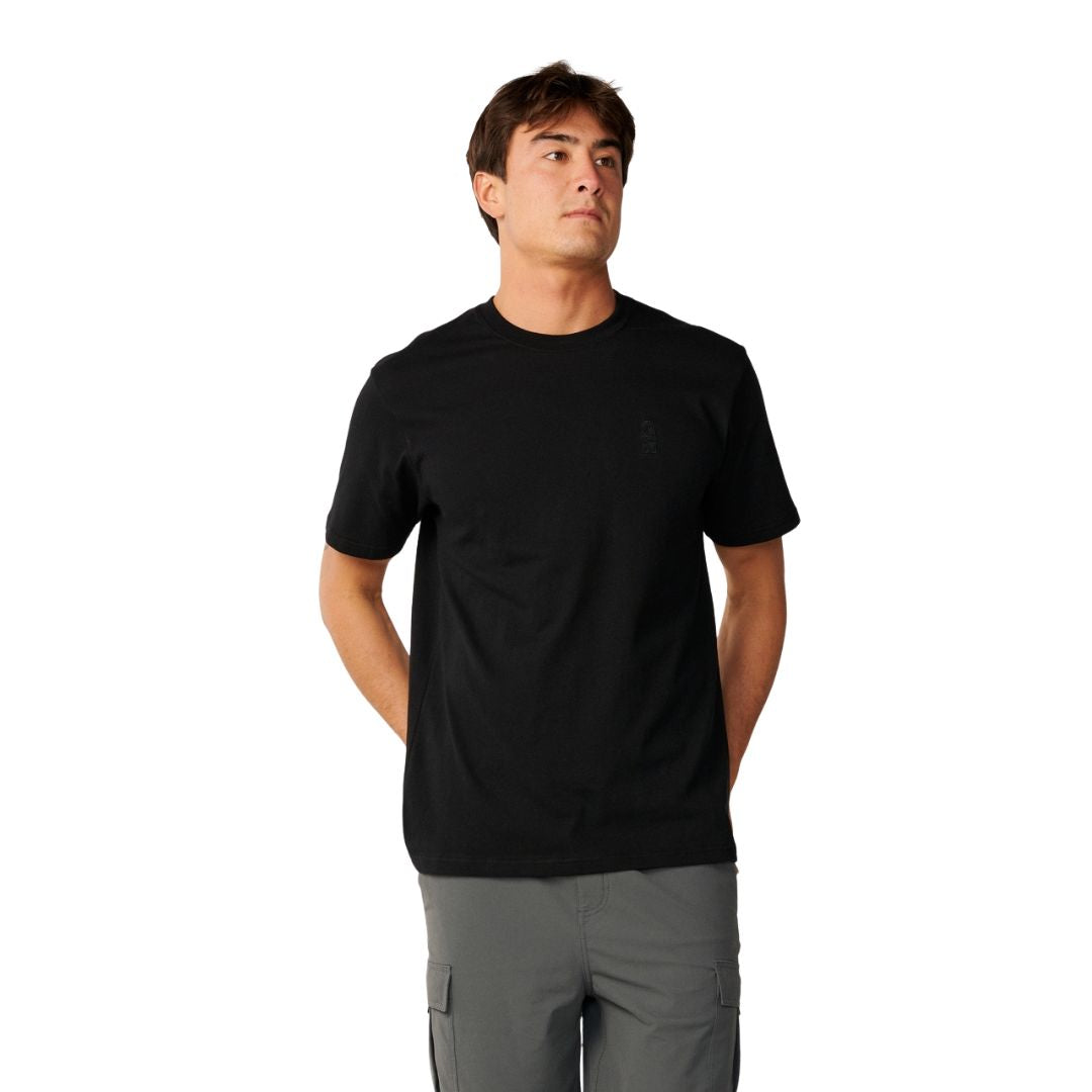 Rip Curl S-Series VaporCool Embroid Tee en color negro, vista frontal con las manos atrás, mostrando el cuello redondo y el logo bordado en el pecho.