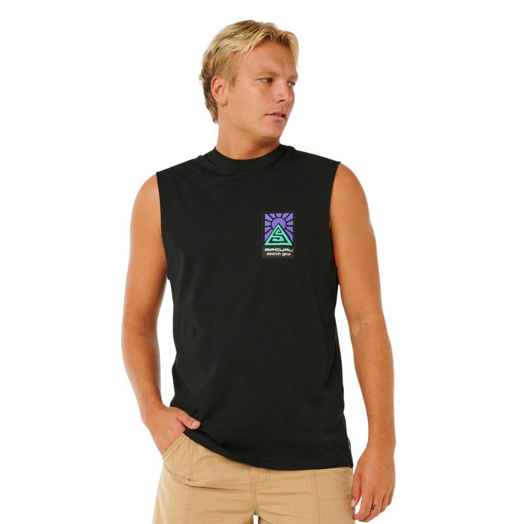 Camiseta de tirantes negra Rip Curl Search Dawn Muscle, corte muscle fit, con estampado Search Gear en pecho izquierdo, vista frontal.