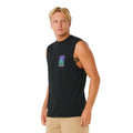 Camiseta tirantes negra Rip Curl Search Dawn Muscle en hombre, corte muscle fit, estampado triangular verde y morado Search Gear en pecho, vista frontal tres cuartos.