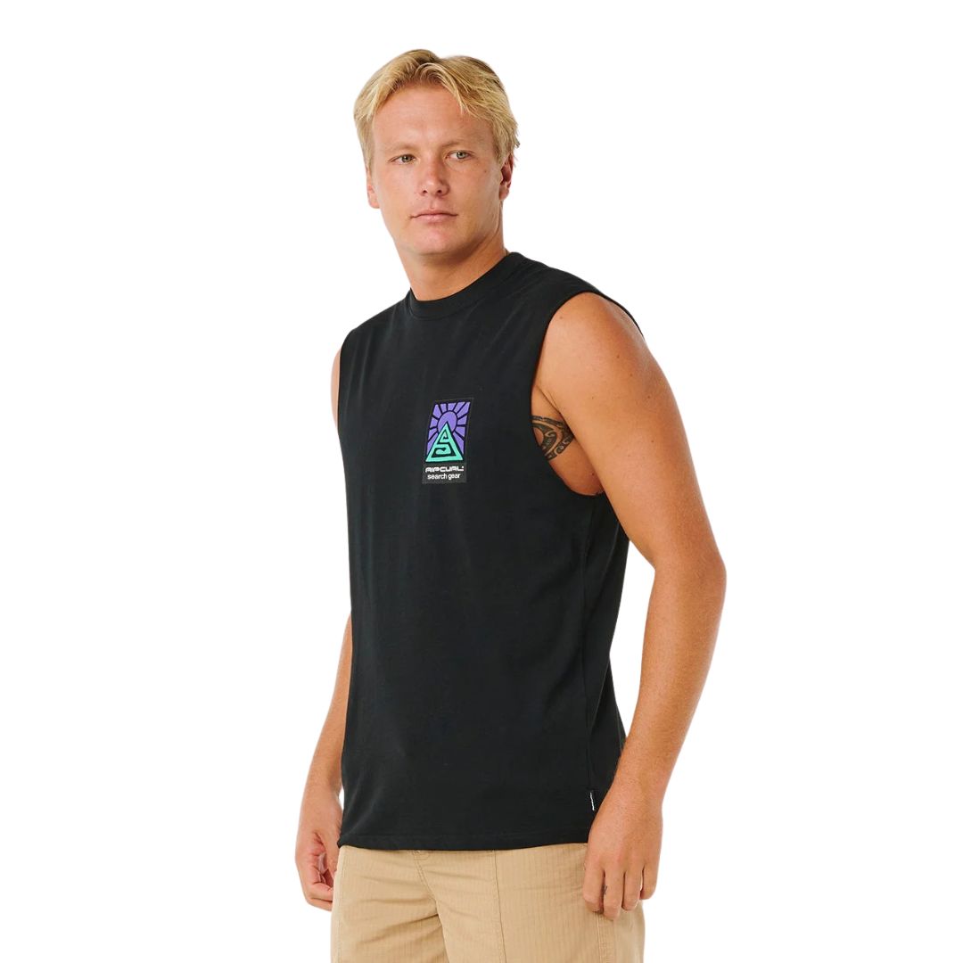 Camiseta tirantes negra Rip Curl Search Dawn Muscle en hombre, corte muscle fit, estampado triangular verde y morado Search Gear en pecho, vista frontal tres cuartos.
