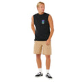 Camiseta tirantes negra Rip Curl Search Dawn Muscle, muscle fit, estampado Search Gear en pecho izquierdo, combinada con short beis y zapatillas, look surf completo.