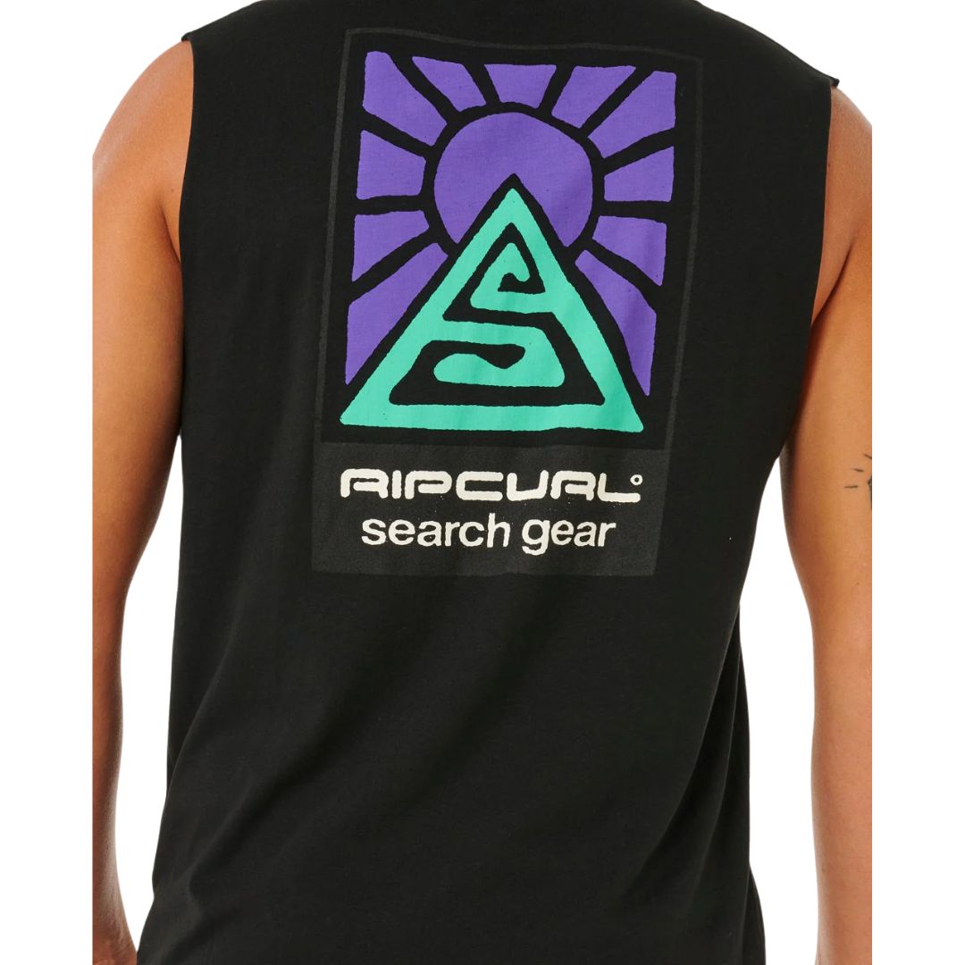 Detalle del estampado trasero Rip Curl Search Dawn Muscle negro: logo triangular verde menta con sol morado y texto Search Gear en blanco.