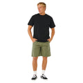 Bañador surf largo Rip Curl Search Destroy Volley 21 verde cactus, vista frontal completa con camiseta negra, relaxed fit por debajo de la rodilla.