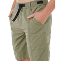 Detalle de bañador surf Rip Curl Search Destroy Volley 21 verde cactus, hebilla ajustable con cinta The Search y bolsillo delantero en diagonal.
