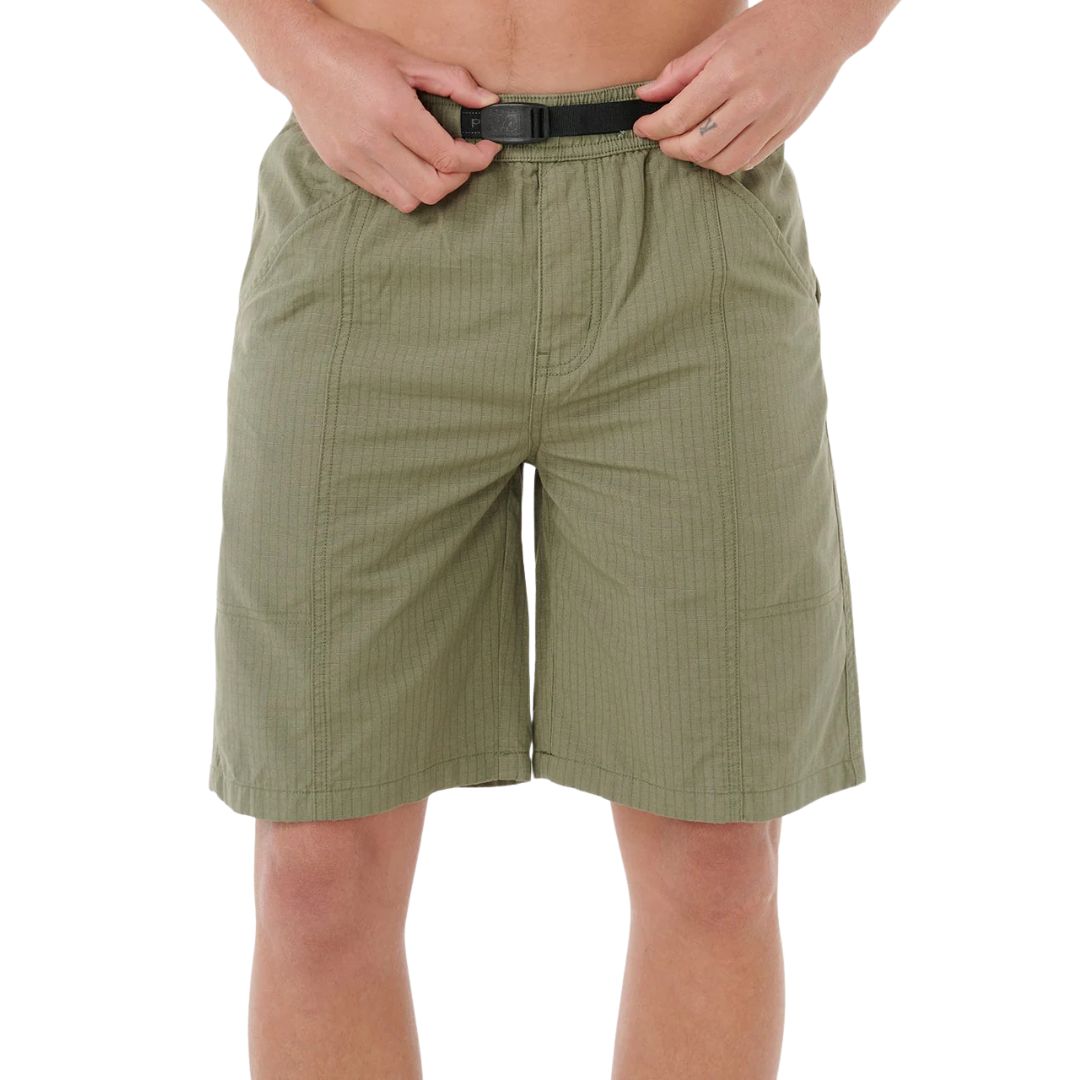 Bañador surf largo Rip Curl Search Destroy Volley 21 verde cactus, vista frontal con ajuste de hebilla negra en cintura elástica y costuras en panel.