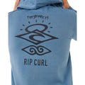 detalle trasero sudadera Rip Curl Search Icon Hoodie bluefin con gran estampado The Search y logo Rip Curl.