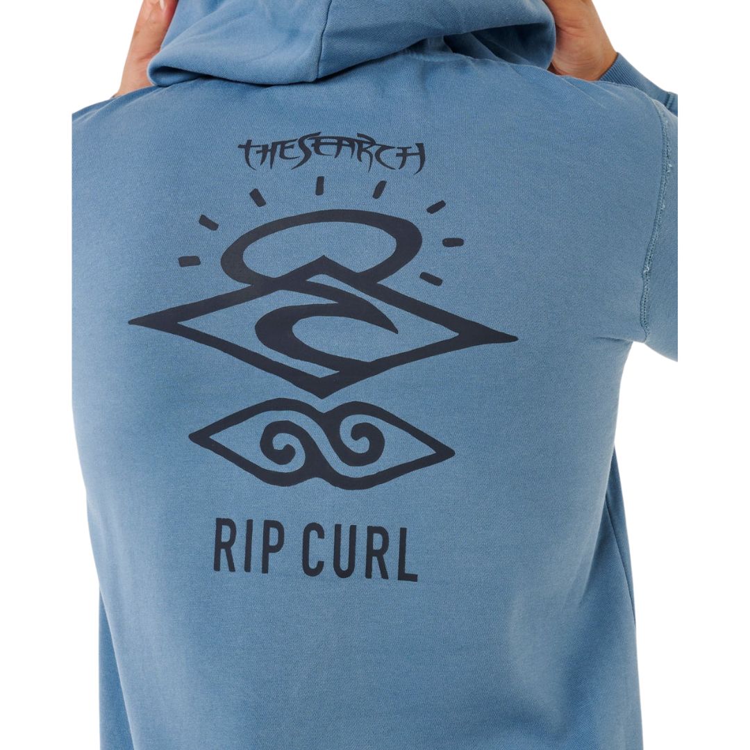detalle trasero sudadera Rip Curl Search Icon Hoodie bluefin con gran estampado The Search y logo Rip Curl.