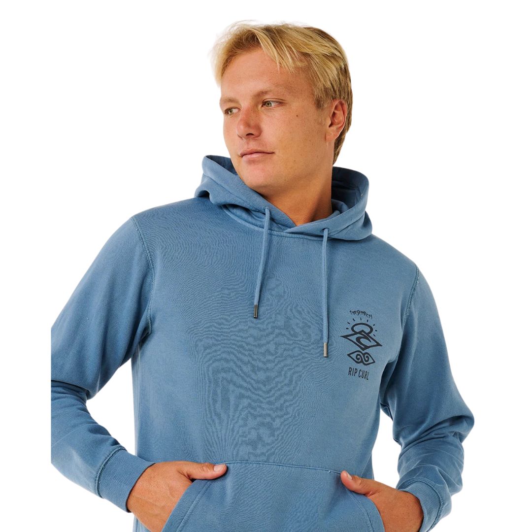 sudadera Rip Curl Search Icon Hoodie color bluefin con capucha y bolsillo canguro vista detalle logo Rip Curl en el pecho.
