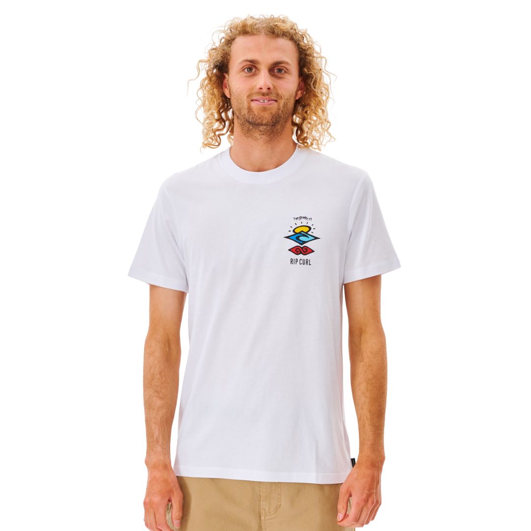Vista frontal completa de la camiseta Rip Curl Search Icon Tee blanca con ajuste regular y diseño gráfico.