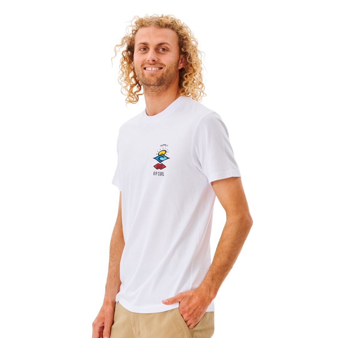 Vista lateral de la camiseta Rip Curl Search Icon Tee blanca con logotipo estampado en el pecho.