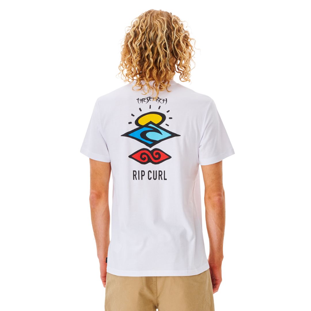 Vista trasera completa de la camiseta Rip Curl Search Icon Tee blanca mostrando el gráfico The Search.