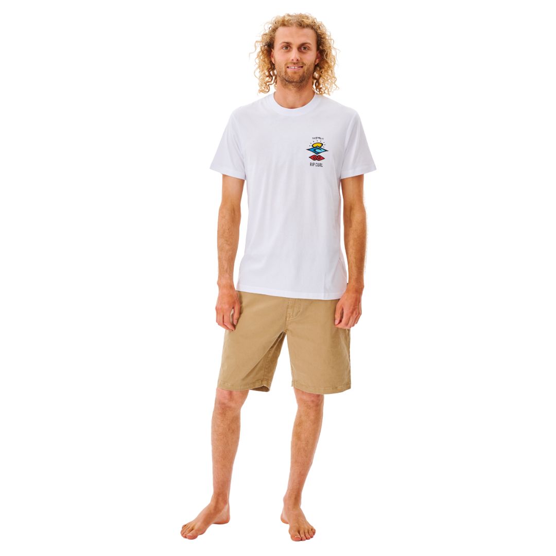 Vista frontal de la camiseta Rip Curl Search Icon Tee blanca con estampado pequeño en el pecho.
