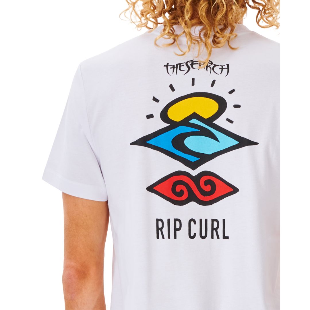 Camiseta Rip Curl Search Icon Tee blanca con estampado gráfico en la espalda.