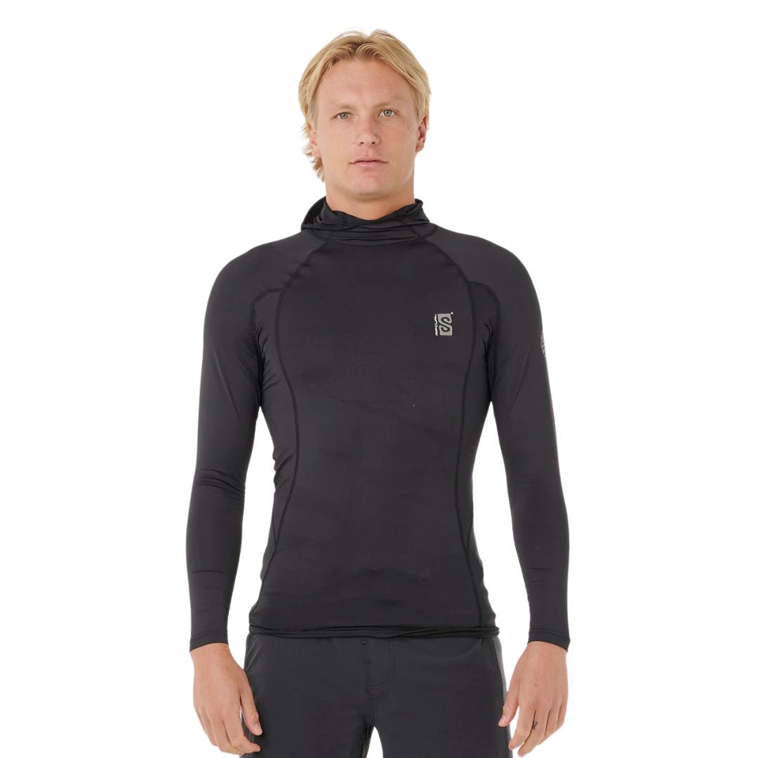 Camiseta técnica Rip Curl Search UPF Performance Hood negra de manga larga para hombre, diseñada para protección solar y rendimiento en deportes acuáticos.