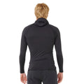 Vista posterior del Rip Curl Search UPF Performance Hood negro, mostrando las costuras ergonómicas y la capucha técnica integrada en reposo.