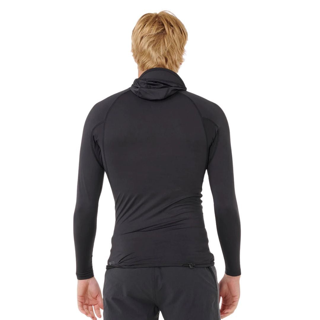 Vista posterior del Rip Curl Search UPF Performance Hood negro, mostrando las costuras ergonómicas y la capucha técnica integrada en reposo.
