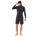 Modelo de cuerpo completo con el conjunto de surf Rip Curl negro, utilizando la capucha técnica ajustada para máxima protección solar UPF.