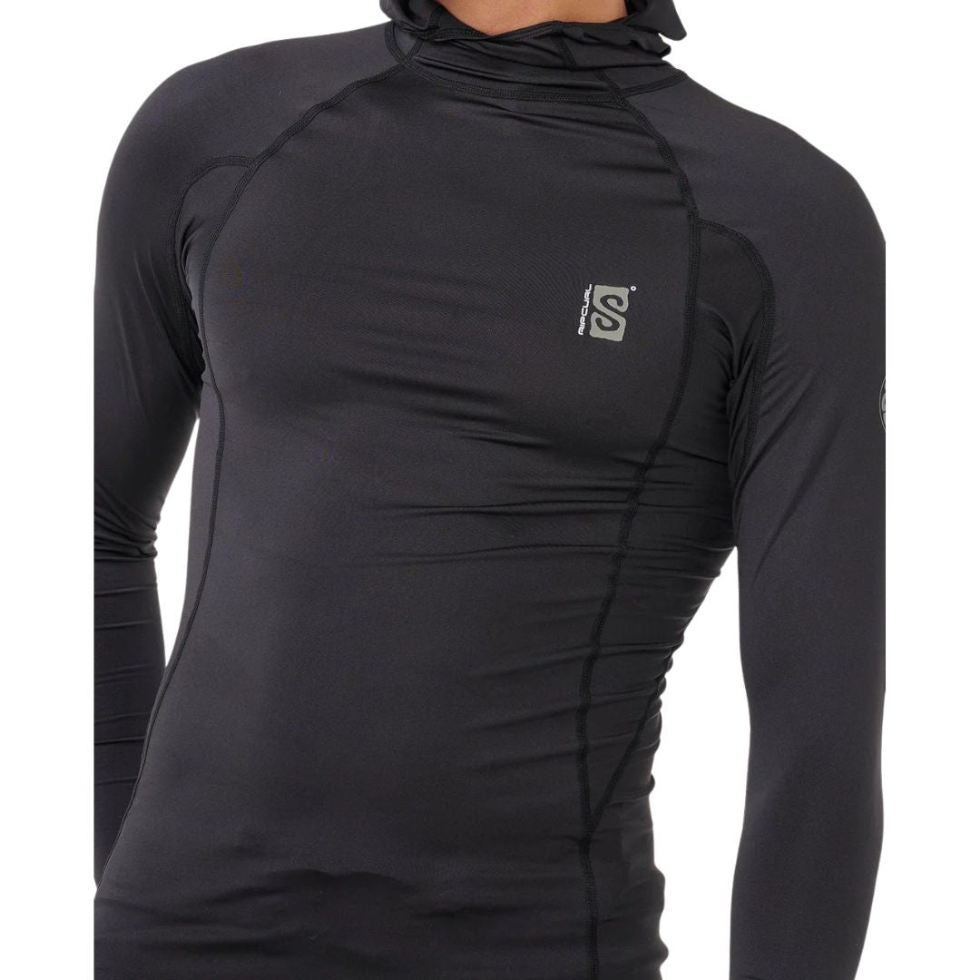 Detalle de primer plano del torso de la licra negra Rip Curl Search, resaltando el logo reflectante en el pecho y las costuras planas que evitan rozaduras.