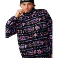 Detalle del cuello alto y la cremallera de la Rip Curl Sessions Polar Fleece en Black, con el badge Rip Curl cosido en el pecho.
