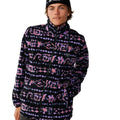 Detalle de los bolsillos laterales de la Rip Curl Sessions Polar Fleece en Black, mostrando de cerca el estampado allover morado y rosa.