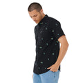 Rip Curl Skelly Breach camisa surf negra manga corta vista lateral con estampado y bolsillo.