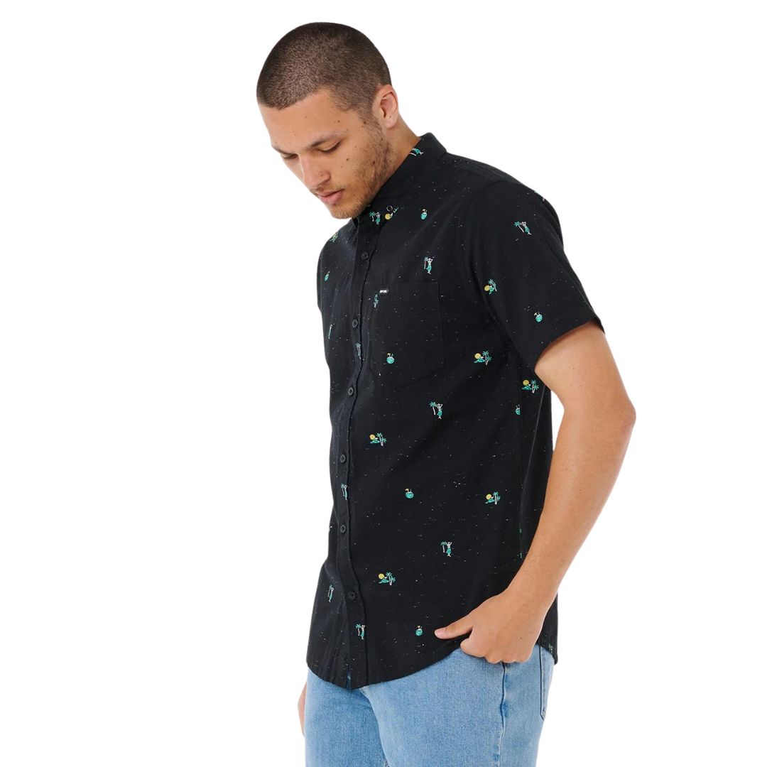 Rip Curl Skelly Breach camisa surf negra manga corta vista lateral con estampado y bolsillo.