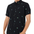 Rip Curl Skelly Breach camisa surf manga corta negra detalle del estampado tropical y bolsillo en el pecho.