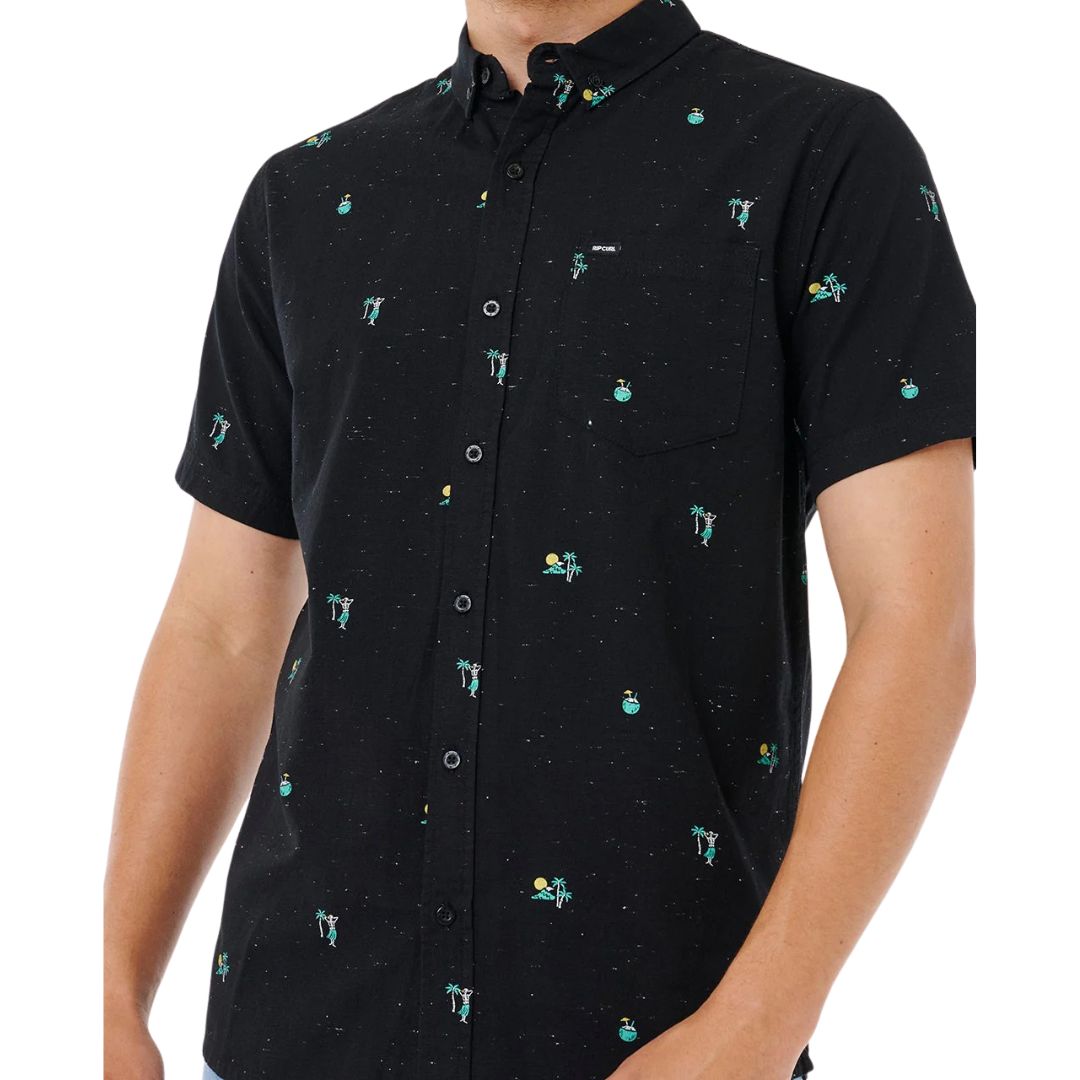 Rip Curl Skelly Breach camisa surf manga corta negra detalle del estampado tropical y bolsillo en el pecho.