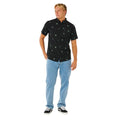 Rip Curl Skelly Breach S/S Shirt camisa hombre negra estilo surf look completo con vaqueros