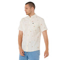 Rip Curl Skelly Breach camisa surf manga corta off white vista frontal con estampado tropical y cuello abotonado.