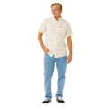 Rip Curl Skelly Breach S/S Shirt camisa hombre estilo surf off white vista completa con vaqueros.