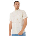 Rip Curl Skelly Breach S/S Shirt camisa de manga corta para hombre color off white con estampado surf y bolsillo en el pecho.