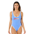 Bañador entero surf mujer Rip Curl Surf Puff 1 Piece azul cielo, vista frontal con logo estampado retro centrado, escote redondeado y ribete blanco.