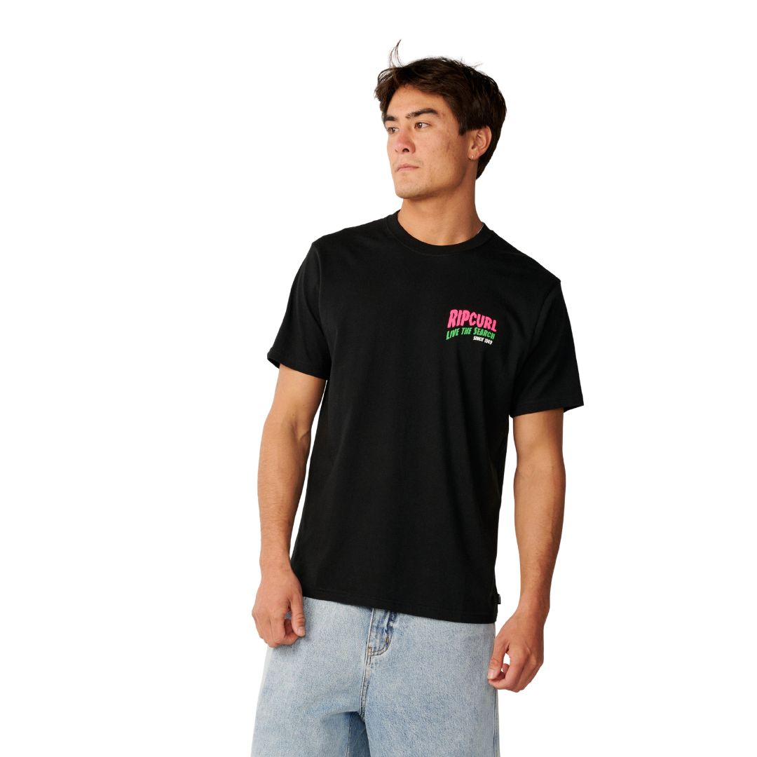 Camiseta Rip Curl Surf Trip Tee en Black, vista frontal con el logo "Live The Search Since 1969" estampado en el pecho.