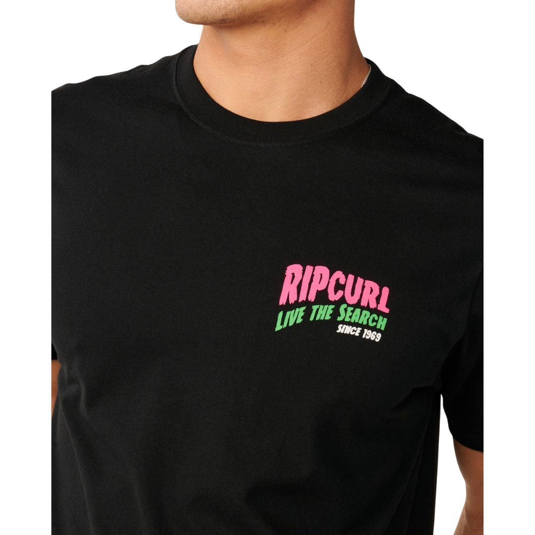 Detalle del logo "Ripcurl Live The Search Since 1969" estampado en el pecho de la Surf Trip Tee en Black.