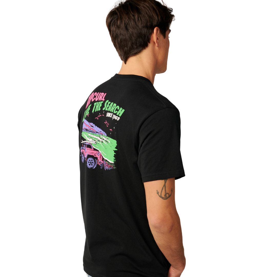 Detalle de la ilustración en la espalda de la Rip Curl Surf Trip Tee en Black, con el todoterreno rosa y la ola verde estampados.