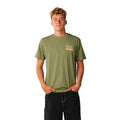 Camiseta Rip Curl Surf Trip Tee en Surplus Green, vista frontal con pequeño logo de montaña y sol estampado en el pecho.