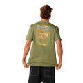 Camiseta Rip Curl Surf Trip Tee en Surplus Green, vista trasera con la ilustración 