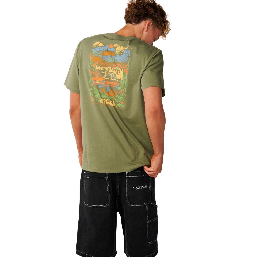 Detalle de la ilustración en la espalda de la Rip Curl Surf Trip Tee en Surplus Green, con el texto "Live The Search" y la furgoneta naranja entre flores.