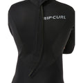 Traje de neopreno RIP CURL TRAD BZ 4/3 en negro, primer plano del cierre trasero con cremallera y cordón de apertura, logotipo RIPCURL en la parte alta de la espalda.