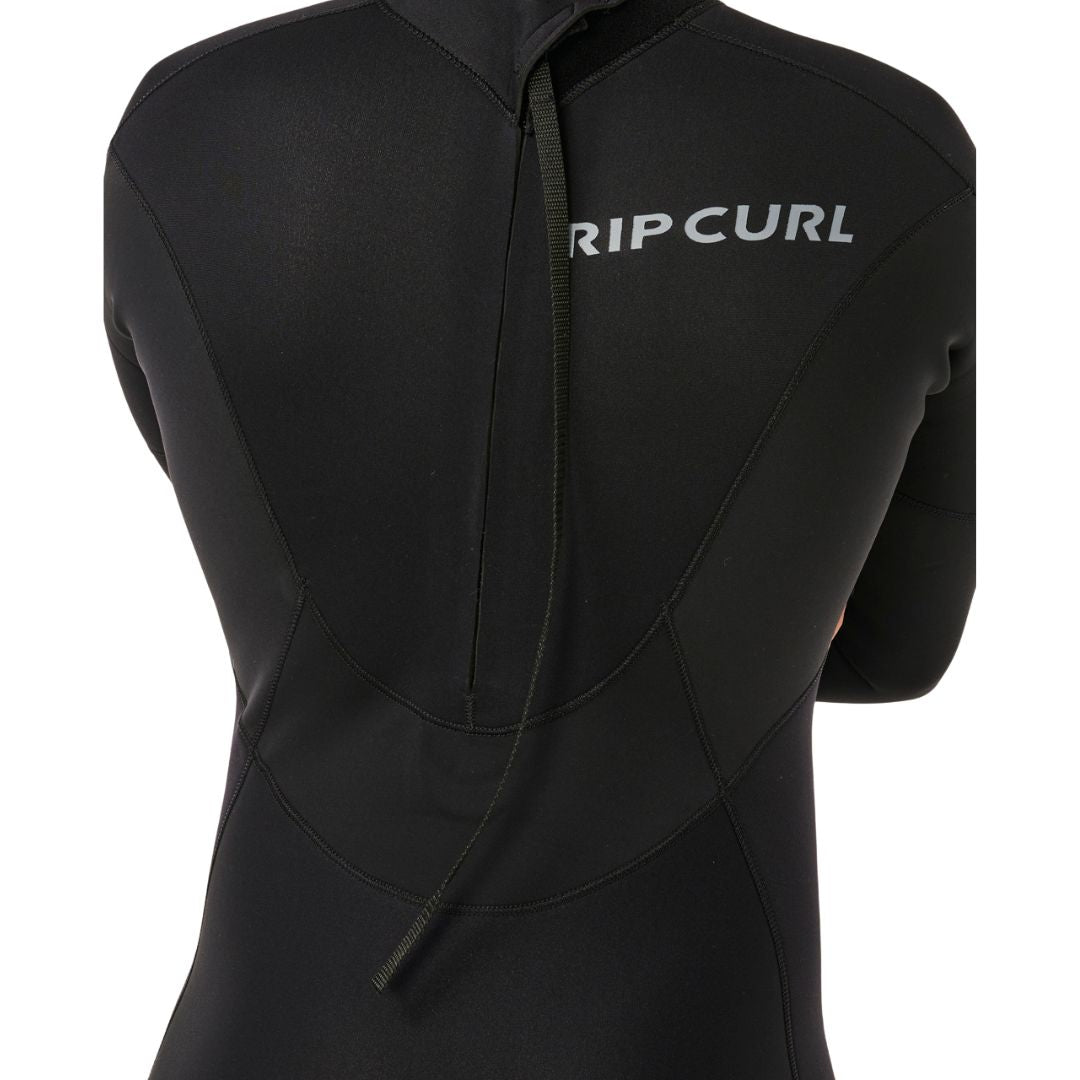 Traje de neopreno RIP CURL TRAD BZ 4/3 en negro, primer plano del cierre trasero con cremallera y cordón de apertura, logotipo RIPCURL en la parte alta de la espalda.
