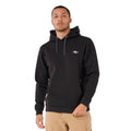 Sudadera Rip Curl VaporCool Mick Fanning negra con capucha vista lateral derecha, modelo masculino en pose relajada.