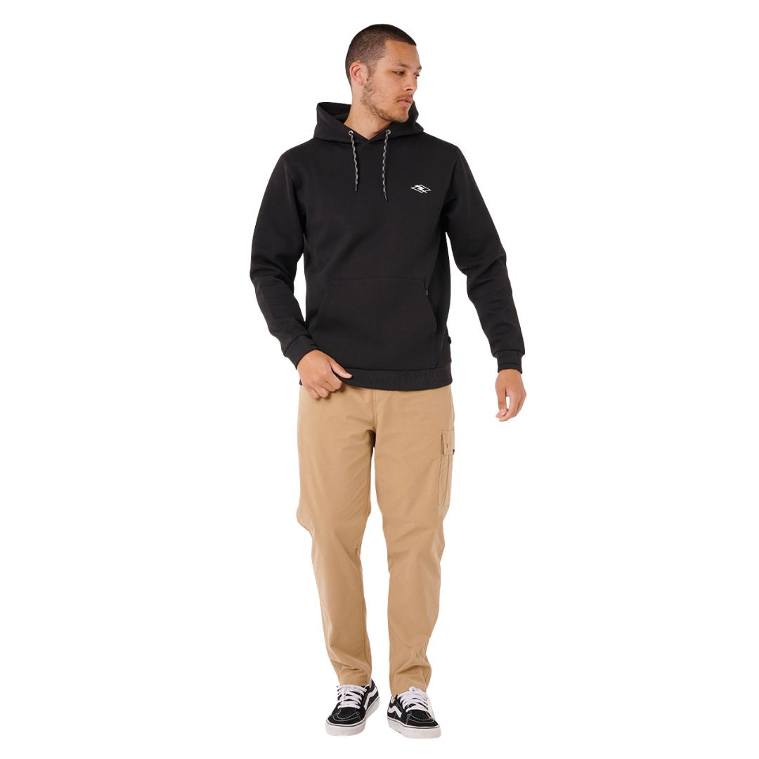 Vista completa del conjunto con la sudadera Rip Curl VaporCool Mick Fanning negra, modelo masculino de frente.