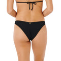 Vista trasera braguita bikini Rip Curl Vibe Surf High Cheeky black con tejido acanalado negro, cobertura cheeky y logo metálico dorado en cintura.