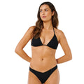 Braguita bikini cheeky pierna alta Rip Curl Vibe Surf black con top triángulo tejido acanalado texturizado negro y tirantes halter finos.