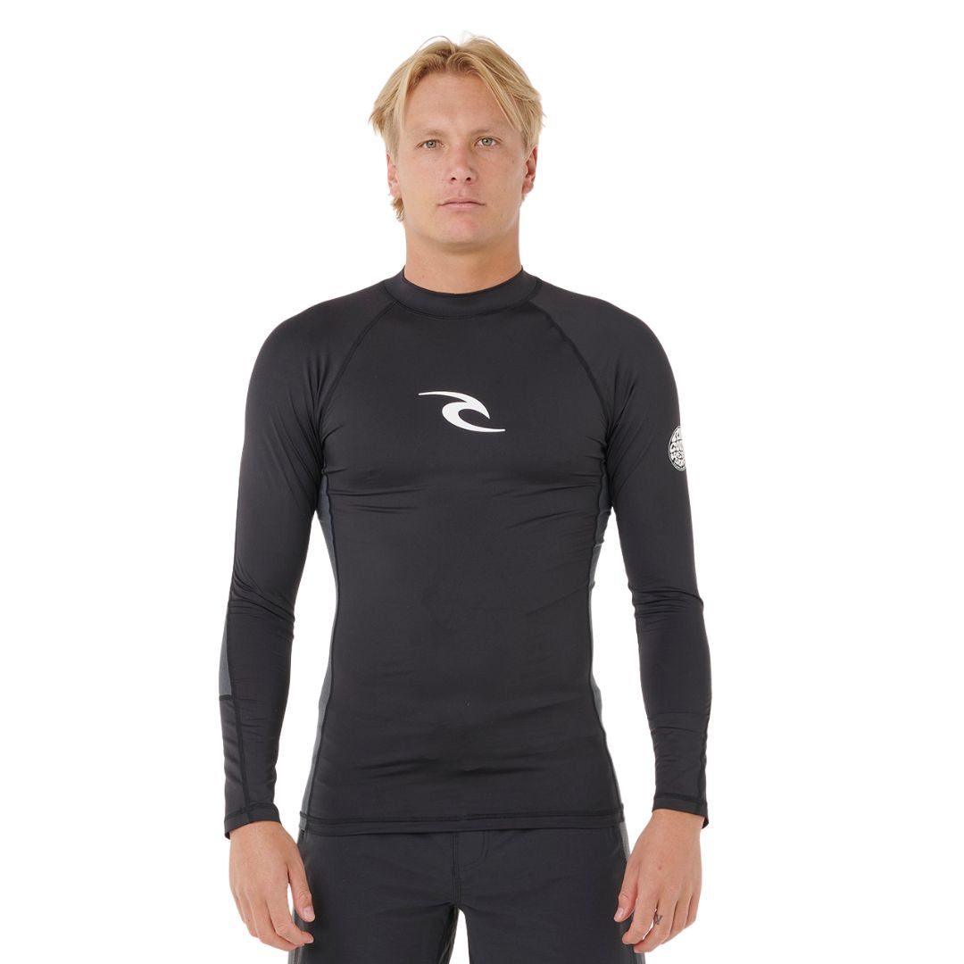 Vista frontal completa de la licra Rip Curl Waves UPF Perf L/S negra con logotipo en el centro y corte ajustado.