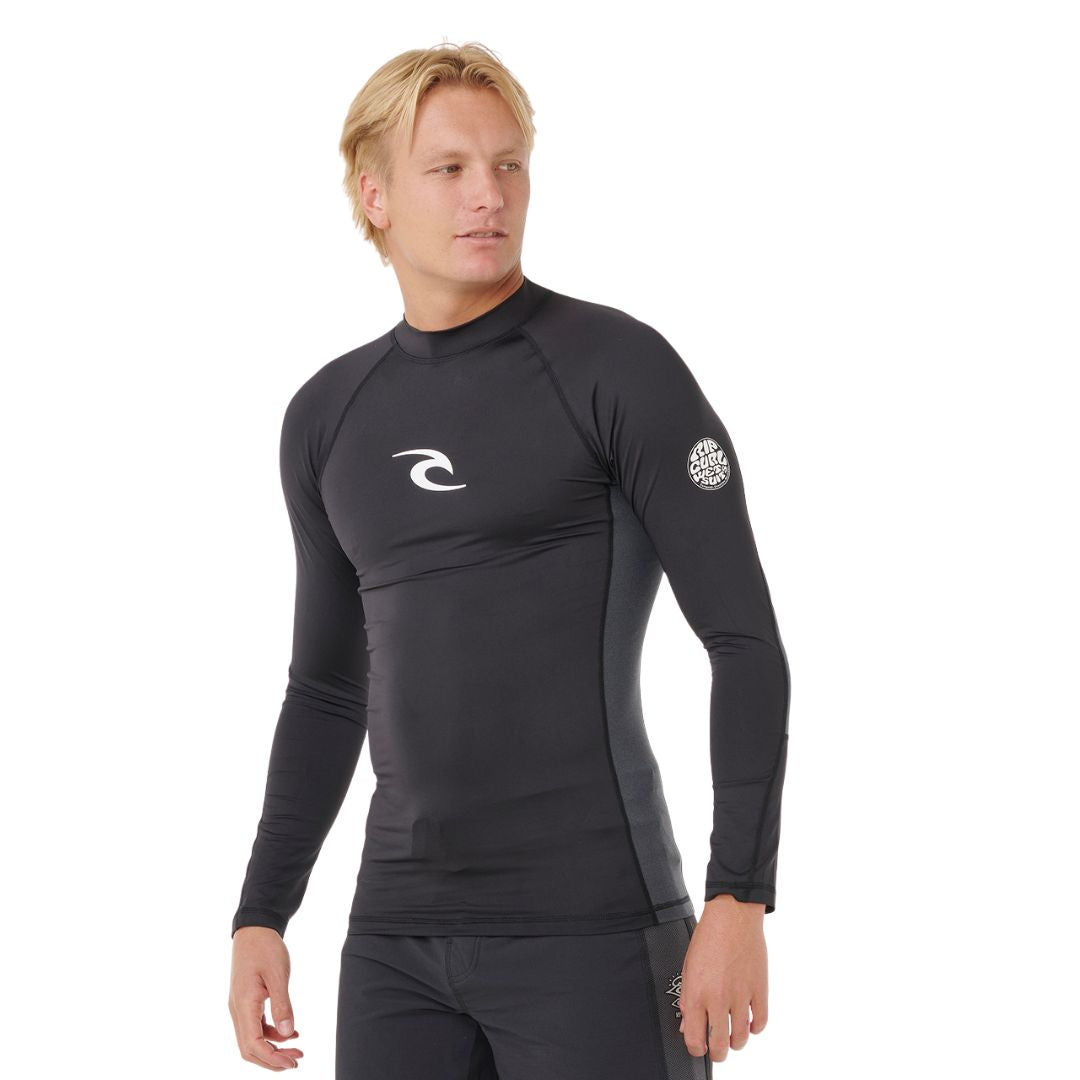 Licra de surf Rip Curl Waves UPF Perf L/S negra, vista tres cuartos frontal con logos visibles en pecho y manga.