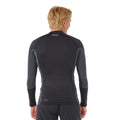Vista trasera de la licra Rip Curl Waves UPF Perf L/S negra, con diseño ergonómico y logotipo Rip Curl en la parte superior.