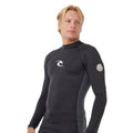 Licra de surf Rip Curl Waves UPF Perf L/S negra, vista frontal media con logo en el pecho y modelo masculino.